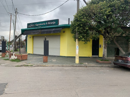 En Venta En El Palomar Gran Propiedad Compuesta Por Cinco Locales Que Estan Sin Subdivir Y Una Entrada De Esta Cionamiento Para Cinco Vehiculos F: 8783