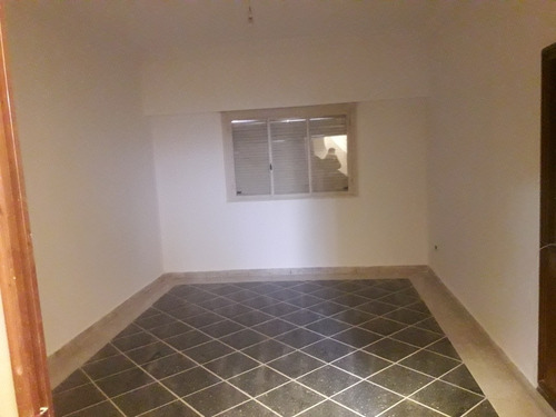 Imagen 6 de 14 de Alquiler. Casa Grande Dos Pisos Con Garage En Santos Lugares