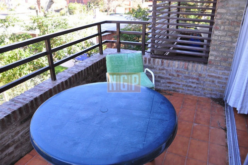 Apartamento En Mansa, 2 Dormitorios - Ref: 3876