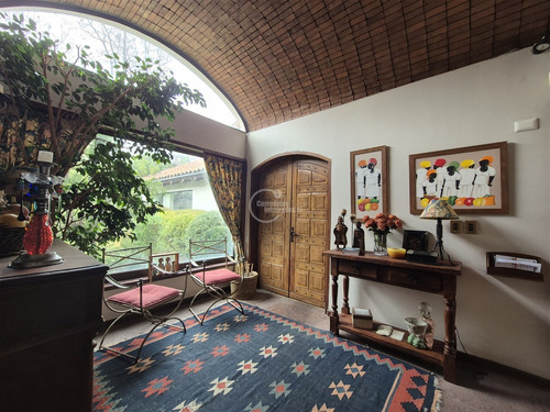Casa En Venta De 6 Dorm.en Lo Barnechea.calle Cerrada.