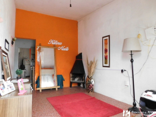 Imagen 3 de 13 de Casa En Padrón Único Con Entrada Para Varios Vehículos
