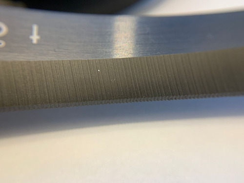 Tijeras antiadherentes microdentadas Tim Holtz Titanium 9.5, color negro