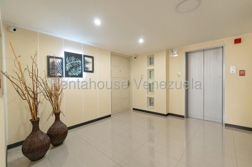 Imponente Y Moderno Ph En Venta En Los Chaguaramos. Yr25-18095. Servicio De Agua Constante, Gas Directo, Internet De Fibra Óptica Y Línea Cantv.