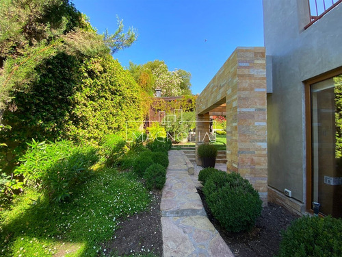Casa En Venta De 5 Dorm. 4 Baños Mas Serv. En Piedra Roja