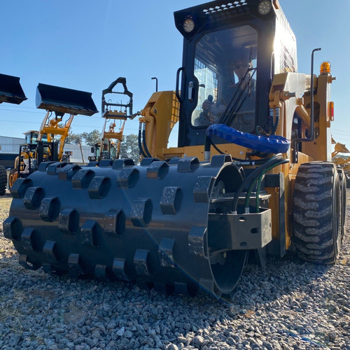 Imagen 3 de 16 de Minicargadora Compactador 50hp Sinomach 255f Cabinada Aa