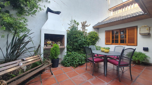 Venta - Chalet Cuatro Ambientes Con Garage Y Patio - Viamonte 4390