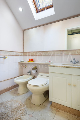 Casa En Arriendo De 7 Dorm. En Las Condes