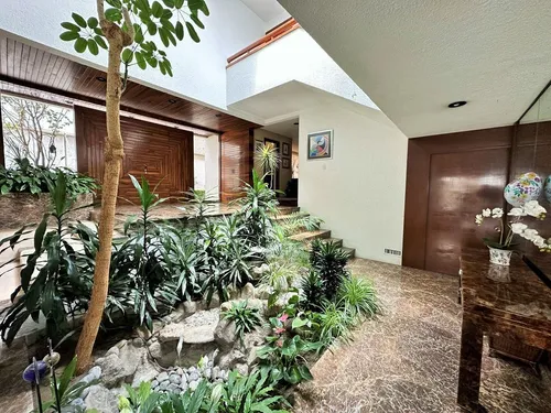 Casa En Excelente Ubicación, Calle Tranquila Y Con Vista Arbolada