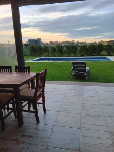Hermosa Casa Nueva Con Gran Parque Y Piscina