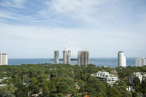 Apartamento De 2 Dormitorios En Edificio Parquemar Roosevelt , Punta Del Este 