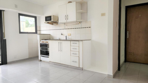 Imagen 5 de 17 de Departamento De Un Dormitorio Tipo Duplex Con Toliette Y Balcón Al Frente