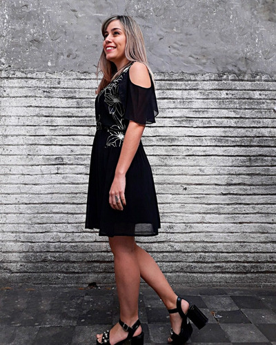 Vestido Negro Corto Gasa Con Bordados En Saten Plateado.