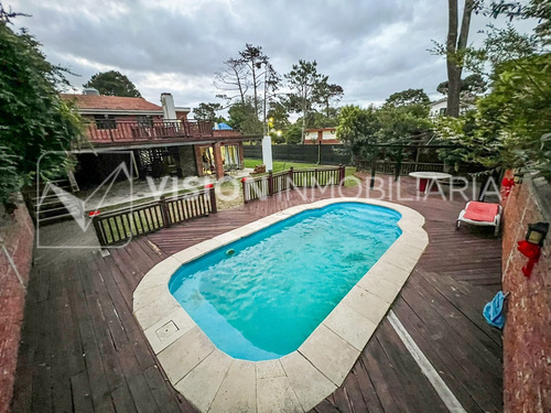 Casa Con Piscina En Venta Atlántida Sur A 4 Cuadras De Rambla, 3 Dormitorios Más Servicio, Barbacoa, Piscina De 7 X 4 Mts, Construcción De Nivel Con Materiales Nobles, Ambientes Muy Amplios Versátiles