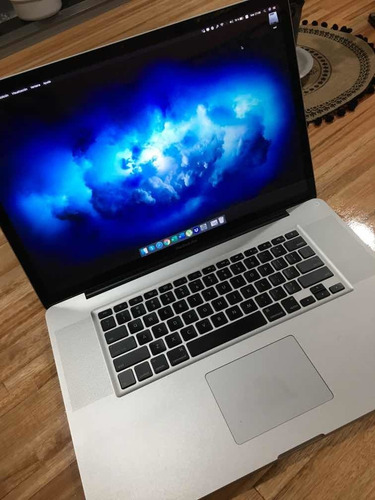 Macbook Pro 17 Pulgadas 8gb Ram Ssd 240 Gb Más Regalos