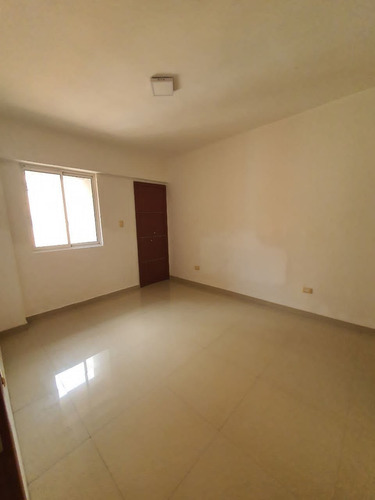 Elena Hidalgo Vende Apartamento En Res. Chelsea Court Obra Blanca Torre West, (solo Clientes)