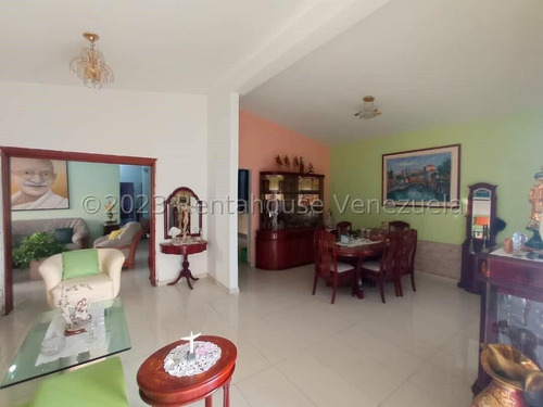 Julio Latouche 24-7529 Casa En Venta Trigal Sur Valencia, Amplia, Cómoda, Totalmente Re-modelada, Tanque Subterráneo