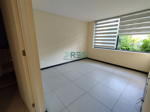 Primer Piso, Patio, 2 Dormitorios, 2 Estacionamientos