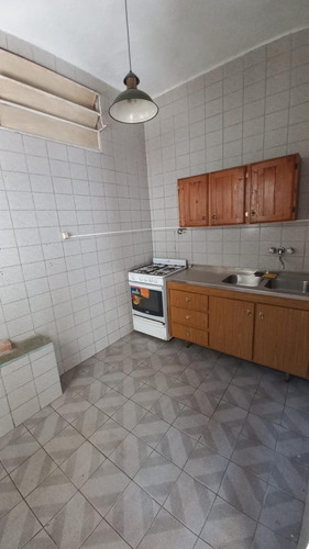 Imagen 7 de 12 de Pasillo 1 Dormitorio Con Patio A Reciclar