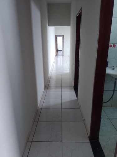 Casa Com 2 Quartos, 1 Banheiro, Garagem Coberta E Lavanderia