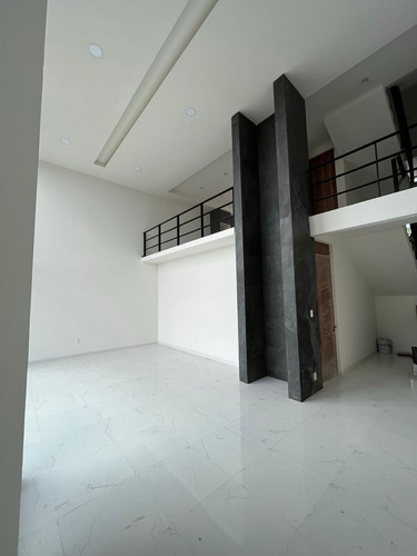 En Venta | Espectacular Casa En Privada Con Casa Club, Nuevo Refugio, Querétaro