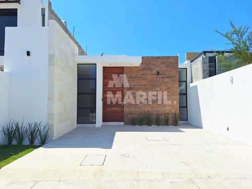 Venta De Casa De 1 Planta Y 3 Recámaras Con Amplio Jardín Al