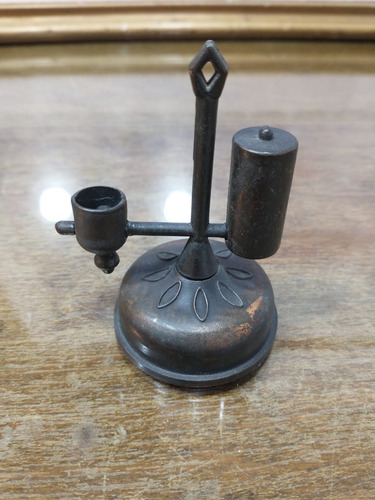 Imagen 2 de 4 de Antiguo Sacapuntas De Metal Con Forma De Lámpara