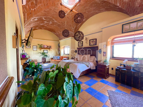 Casa En Venta En Huertas La Joya, Estilo Campestre, Con 4 Recámaras