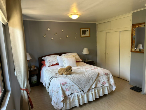 Preciosa Casa En Tranquilo Pasaje, Muy Conectada