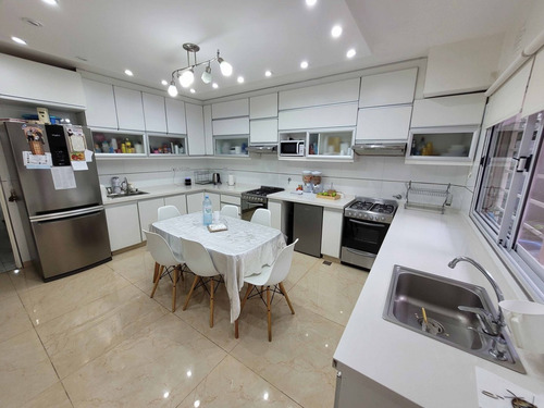 Imagen 6 de 19 de Triplex C/ Coch Y Pileta Climatizada, Impecable! En Venta!