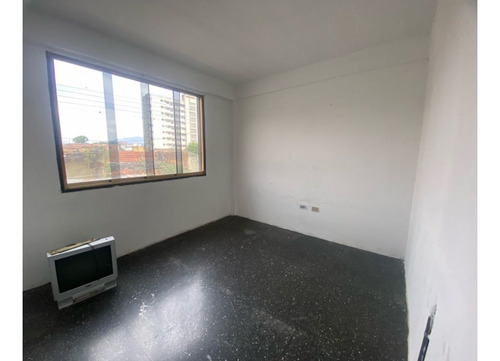 Vivienda Con 2 Locales En El Centro De La Victoria.