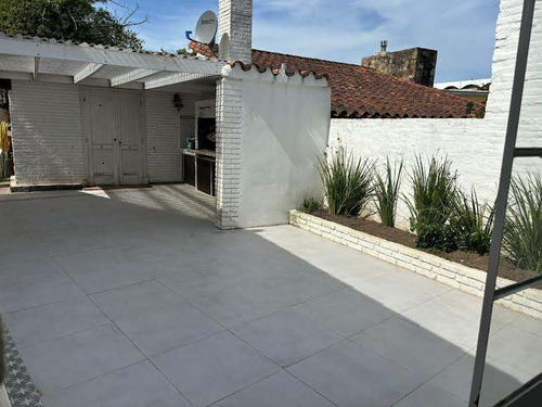 Casa En Alquiler Temporario De 5 Dormitorios C/ Cochera En Playa Mansa