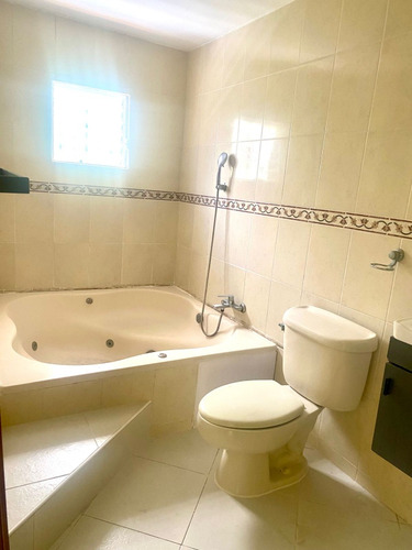 Vendo Hermosa Casa De Dos Niveles En Alma Rosa I