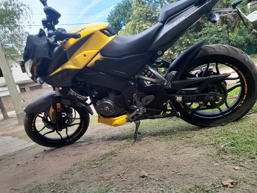 Bajaj Rowser 2018