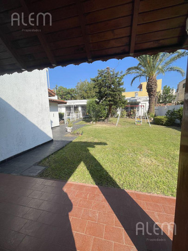 Casa En Venta Moron - 5 Ambientes - Pileta, Quincho, Parque Y 2 Coch