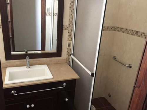 Alquilo Cómodo Apartamento En Edificio De Estilo, 2 Dormitorios, 2 Baños Y Terraza Lavadero, Ubicado En Palermo.