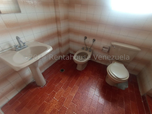 Apartamento En Venta Economico Grande Cómodo Cn 125 Metros 4 Habitaciones 2 Baños Zona Centro Maracay Agua Constante Seguridad Nela 2425950
