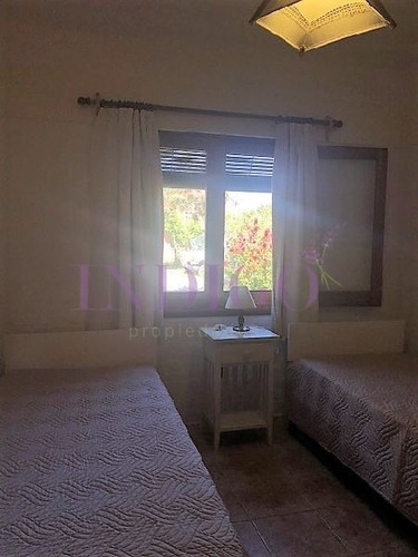 Cómoda Casa En Alquiler En Manantiales, Amplio Jardín Con Buen Parrillero.- Ref: 330