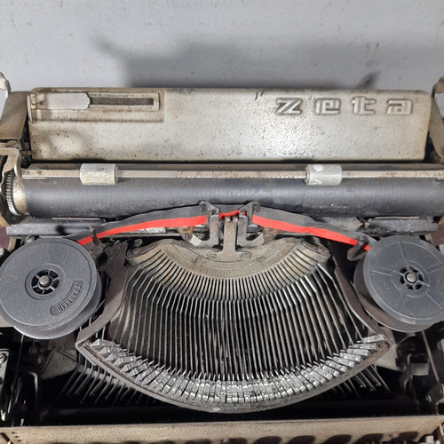 Imagem 9 de 9 de Máquina De Escrever Zeta Antiga Conserto Peças Ou Decoração