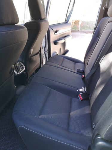 Imagen 6 de 13 de Toyota Hilux 2016 2.8 Cd Srv 177cv 4x4 At