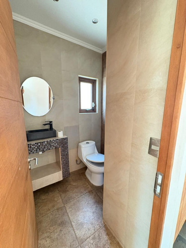 Casa Estilo Mediterráneo Soleada, Sector Residencial.