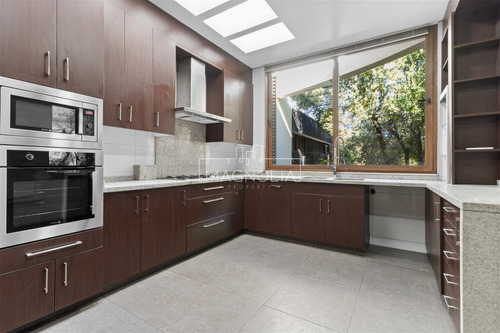 Casa En Venta De 6 Dorm. En Colina