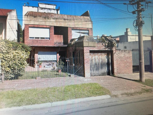 Casa En Venta - 5 Dormitorios 2 Baños - Cochera - Morón