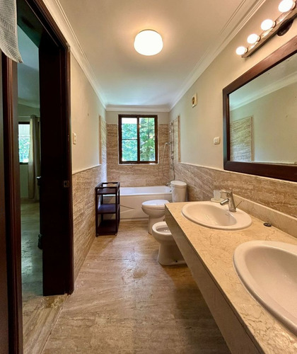Villa Amueblada En Alquiler De 4 Dormitorios En Punta Cana, Cocotal Golf Club, Frente Al Campo De Golf