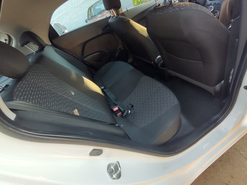 Imagem 8 de 12 de Hyundai Hb20 2017 1.0 Comfort Flex 5p