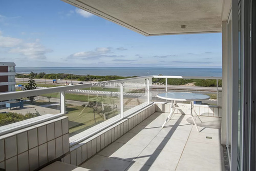 Divino Apartamento En Venta De 3 Dormitoriors En Torre Nueva York, Punta Del Este.