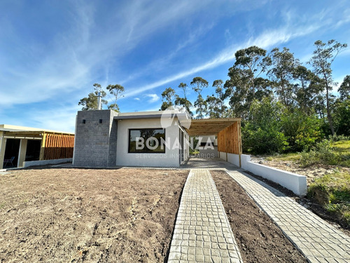 Casa En Venta A Estrenar. Piriápolis. 2 Dormitorios, 2 Baños, Parrillero. Construcción Tradicional.