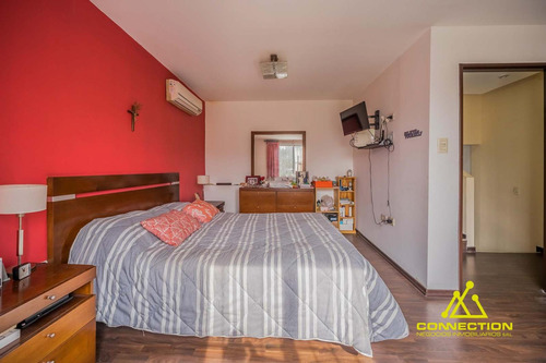 Casa 6 Ambientes En Venta. Banfield Con Pileta