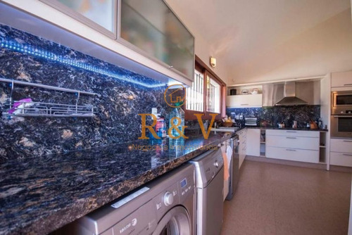 Imagen 9 de 30 de Excelente Casa De 4 Dormitorios Y Piscina A Una Cuadra Del Mar