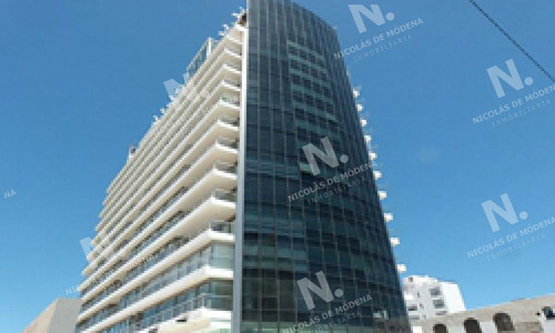 Imagen 2 de 20 de Apartamento De 3 Dormitorios En Playa Mansa, Edificio De Categoría - Punta Del Este Mansa