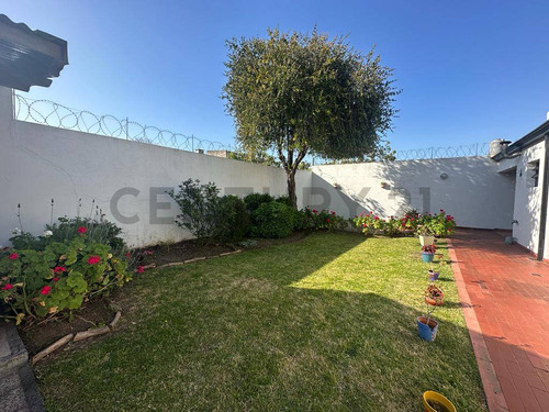 Calle 2 Bis Entre 519 Y 520 - Casa En Venta Con Parque